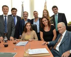 Firma de convenio colectivo de trabajo  FOTO: APOC